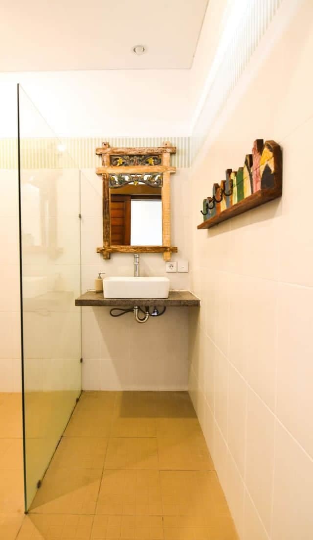 640px Jimbaran Lodge Jimbaran Bali bathroom 2