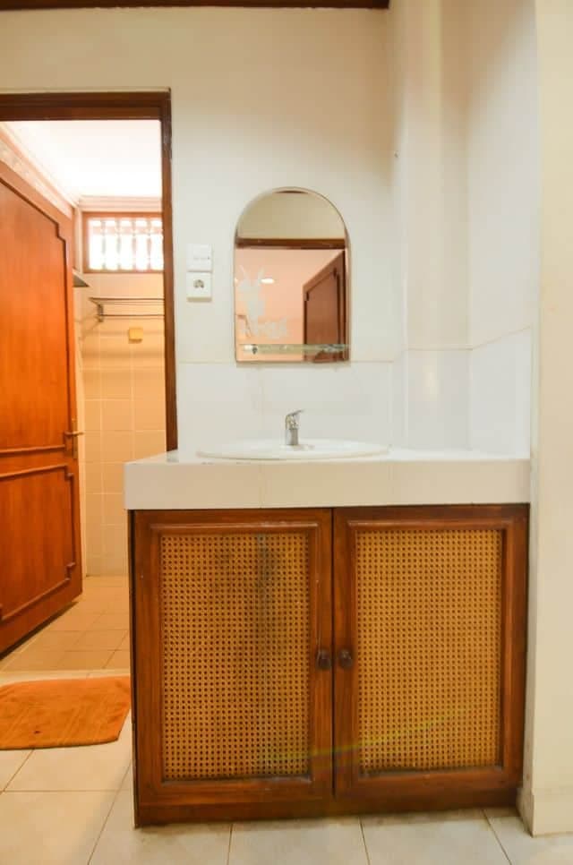640px Les Villas Jimbaran Bali 2019 bedroom downstairs 07